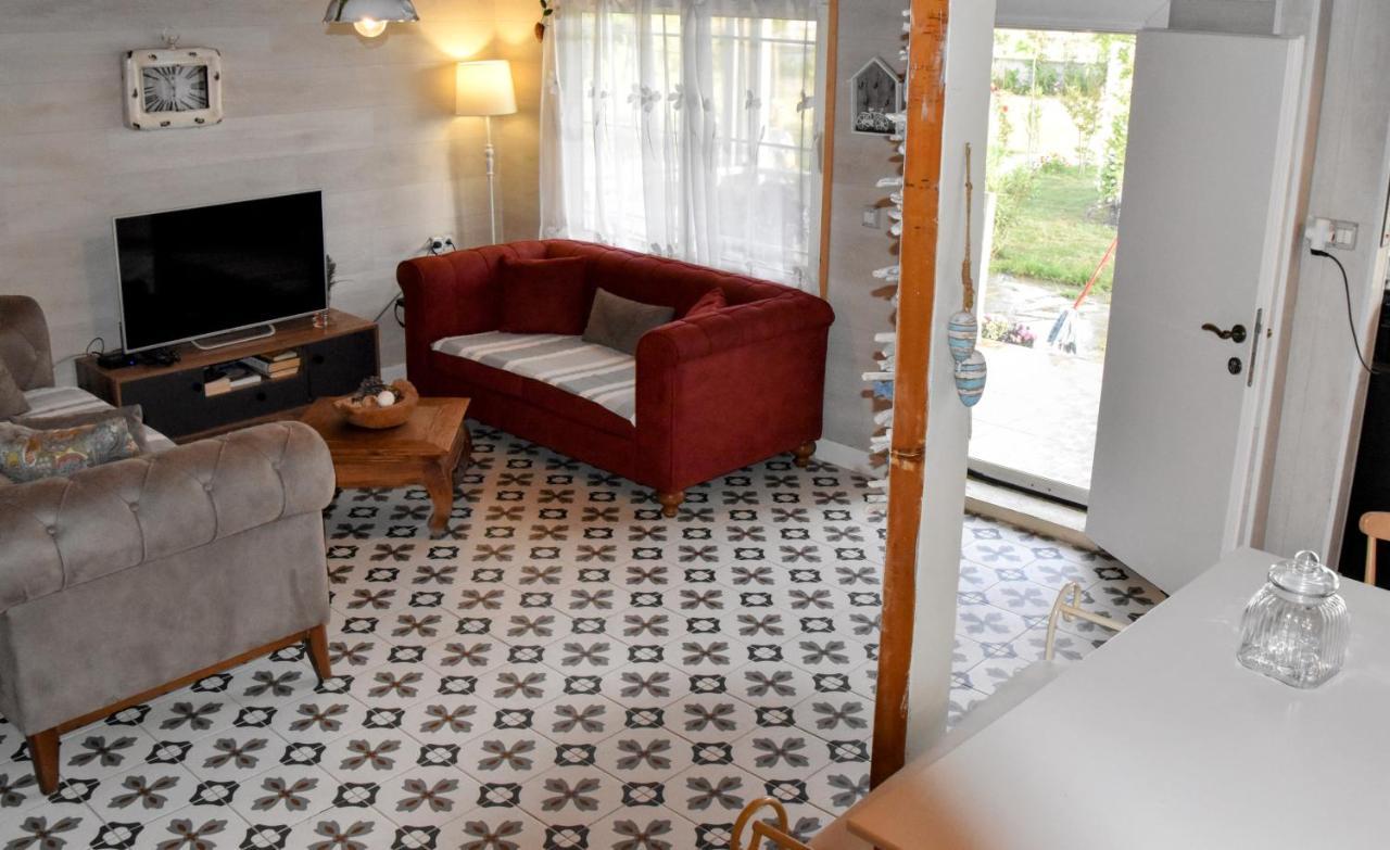 Beachfront, Tirana Guest House Velipoje Luaran gambar